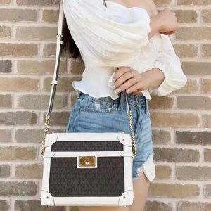 Gaby’sBags💕NWT Michael Kors Crossbody Signature